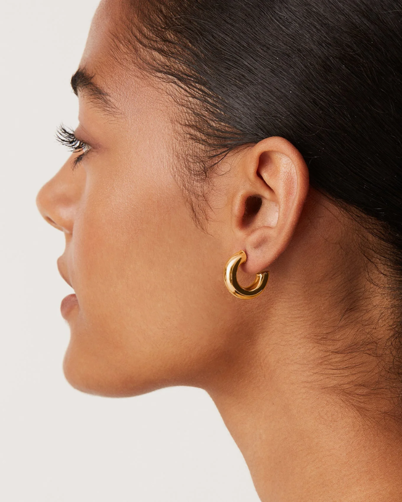 Woman wearing Vloure Round Solid Hoops for everyday style