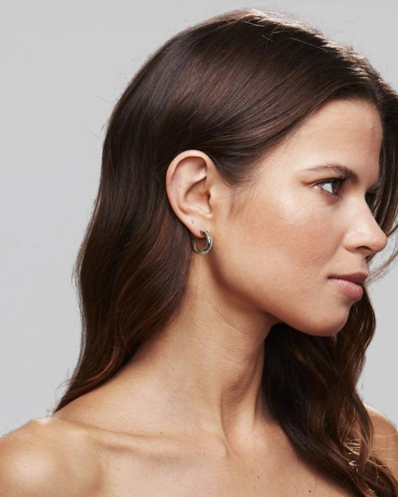 Woman wearing Vloure Round Solid Hoops for everyday style